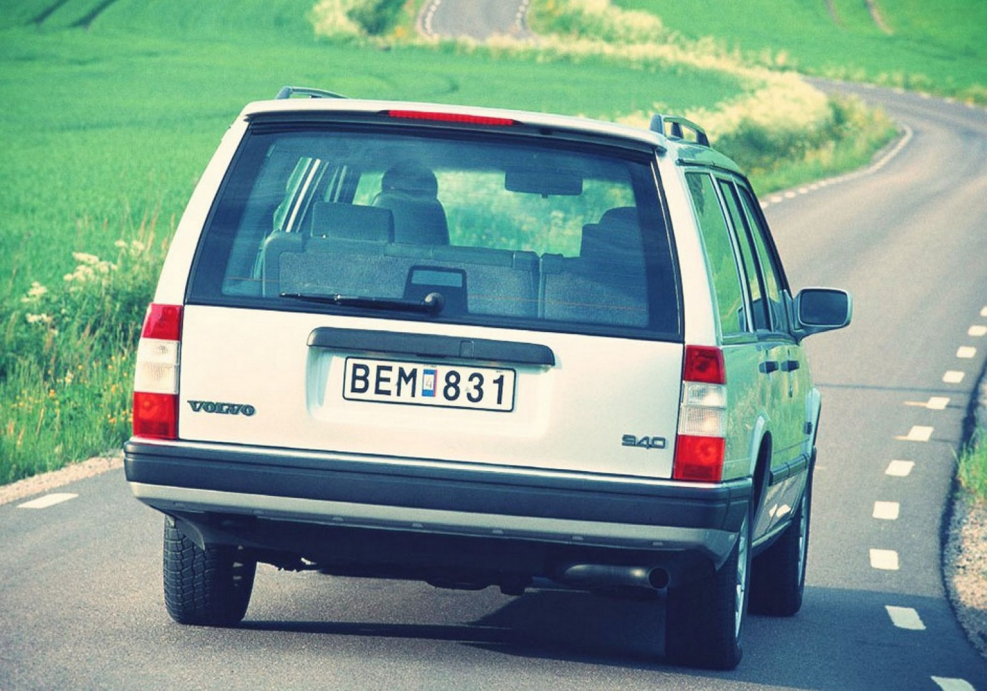 Volvo 940 красная