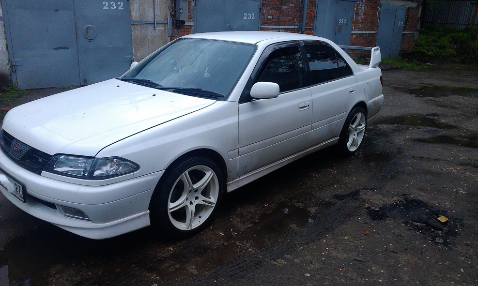 Toyota Carina 2001 белая на литье