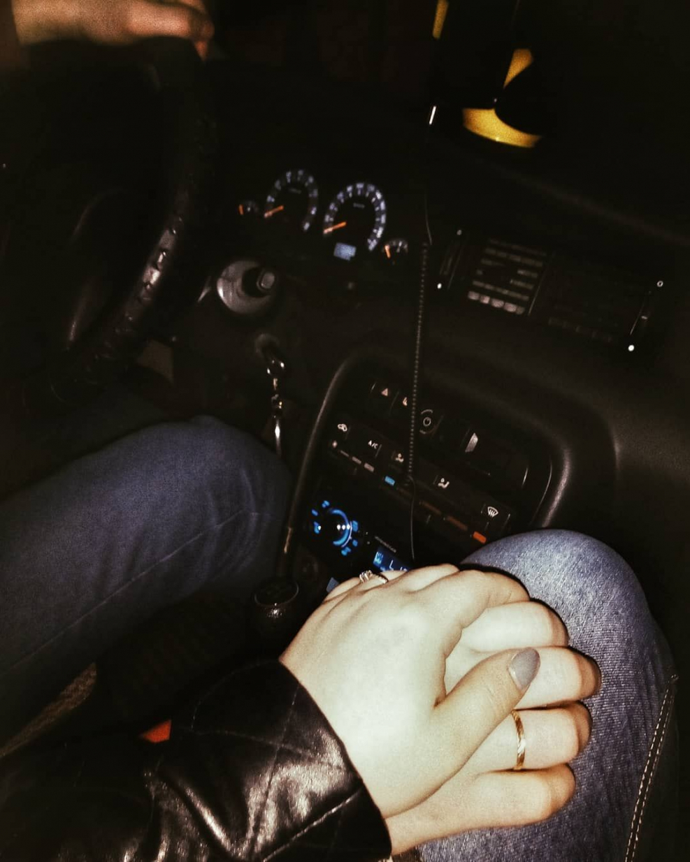 Фото с парнем в машине держаться за руки без лица
