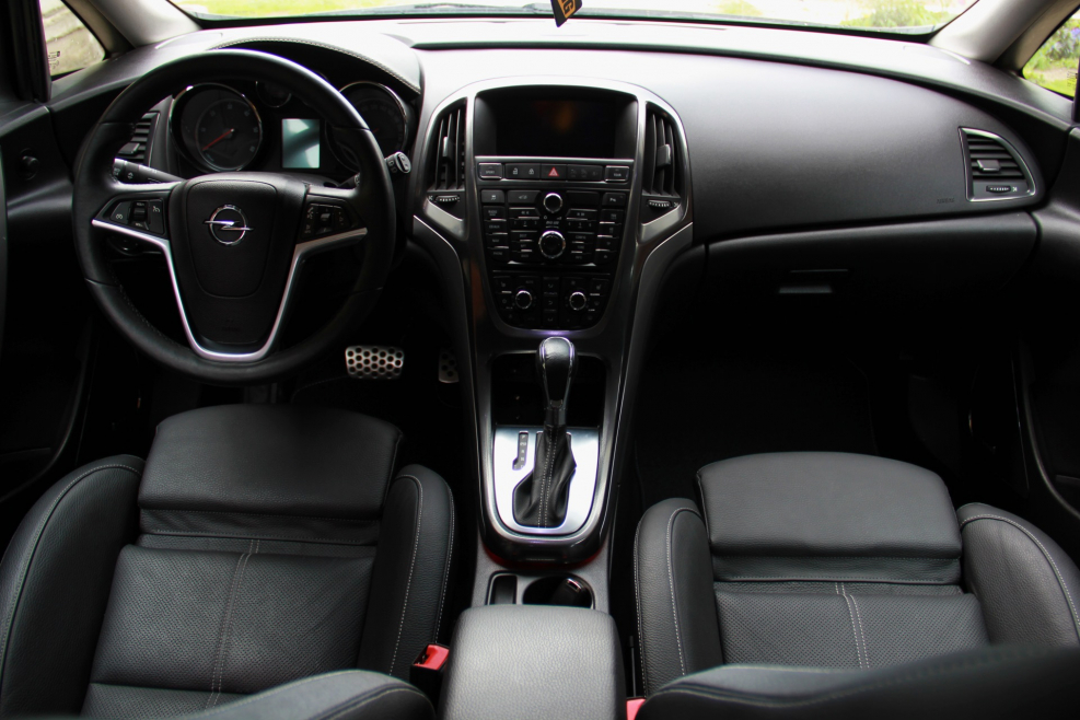 Opel Astra 2011 салон