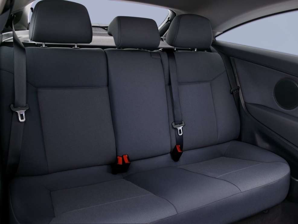 Opel Astra 2011 салон сзади