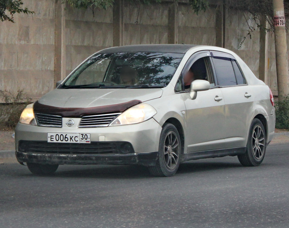 Nissan Тиида 2004