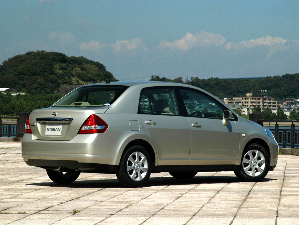 Nissan Tiida Latio 2004