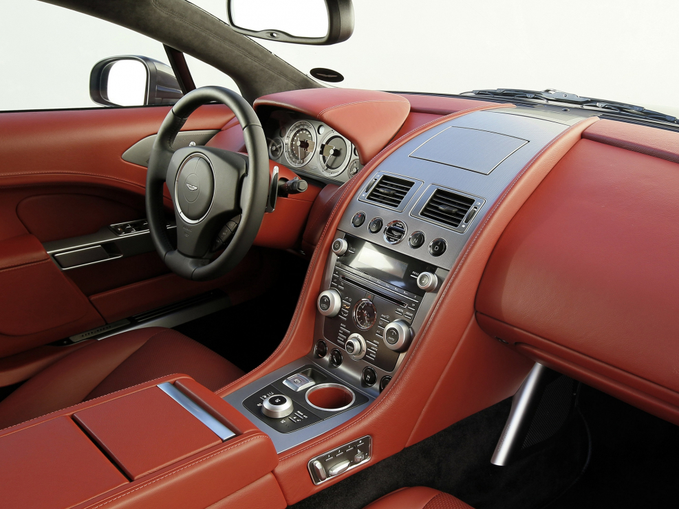 V12 Aston Martin салон