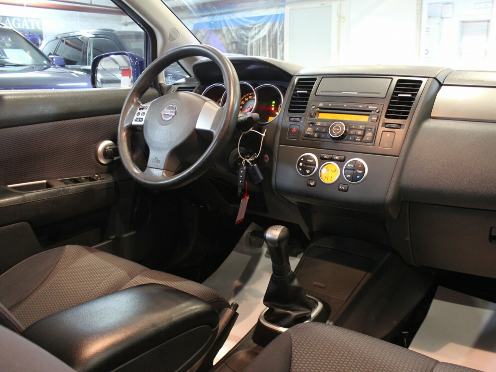 Nissan Tiida 2011 салон
