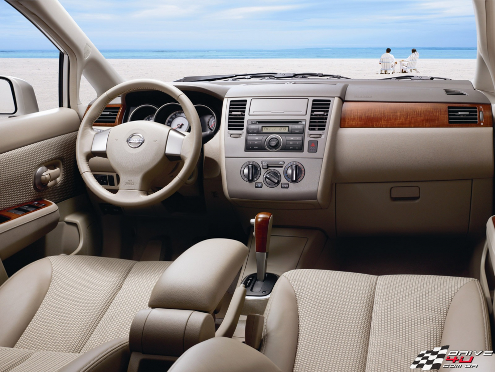 Nissan Tiida 2012 салон