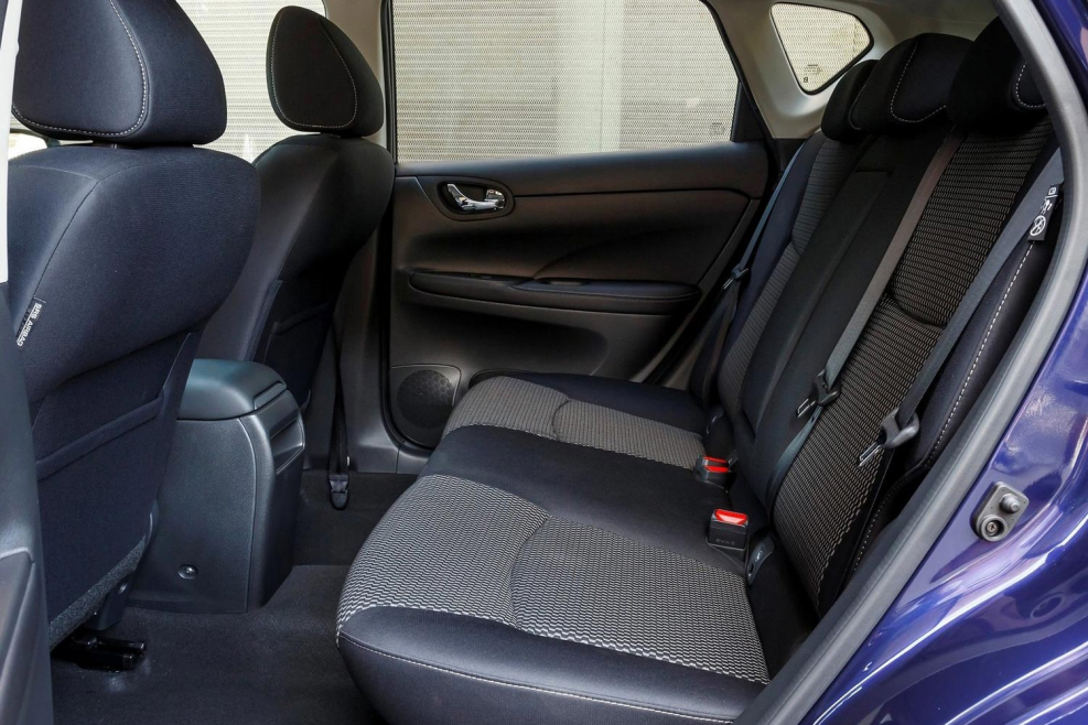 Nissan Pulsar салон