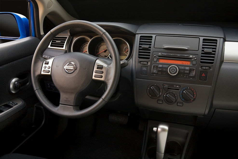 Nissan Tiida 2008 седан салон