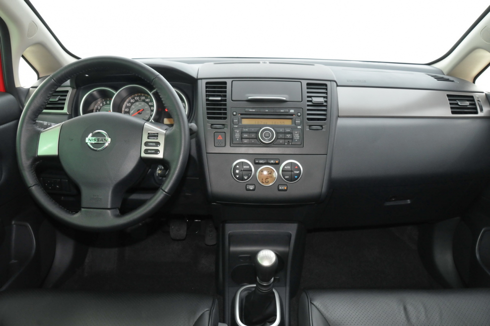 Nissan Tiida 2008 салон