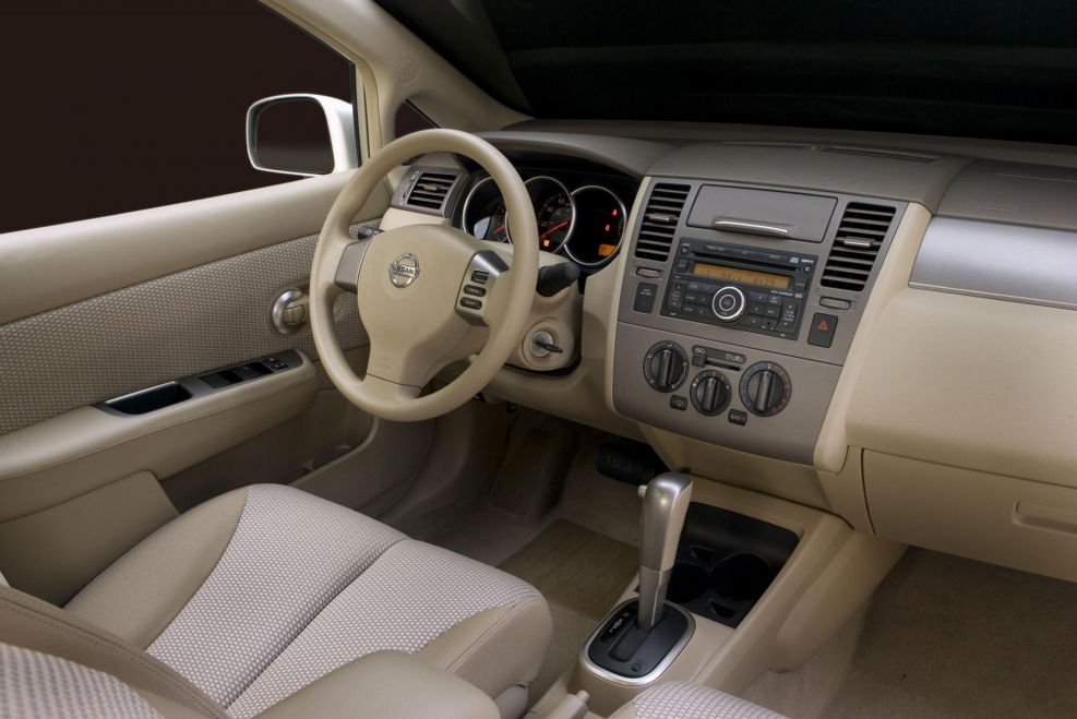 Nissan Tiida 2008 салон