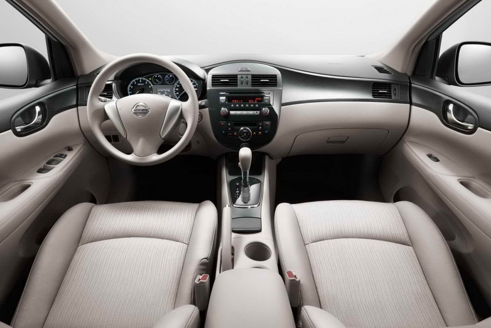 Nissan Tiida 2012 хэтчбек салон
