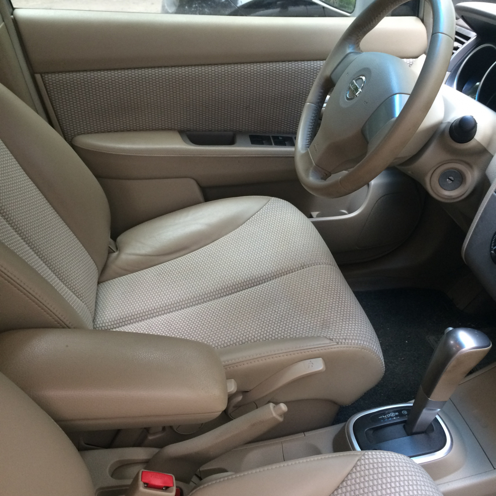 Nissan Tiida бежевый салон