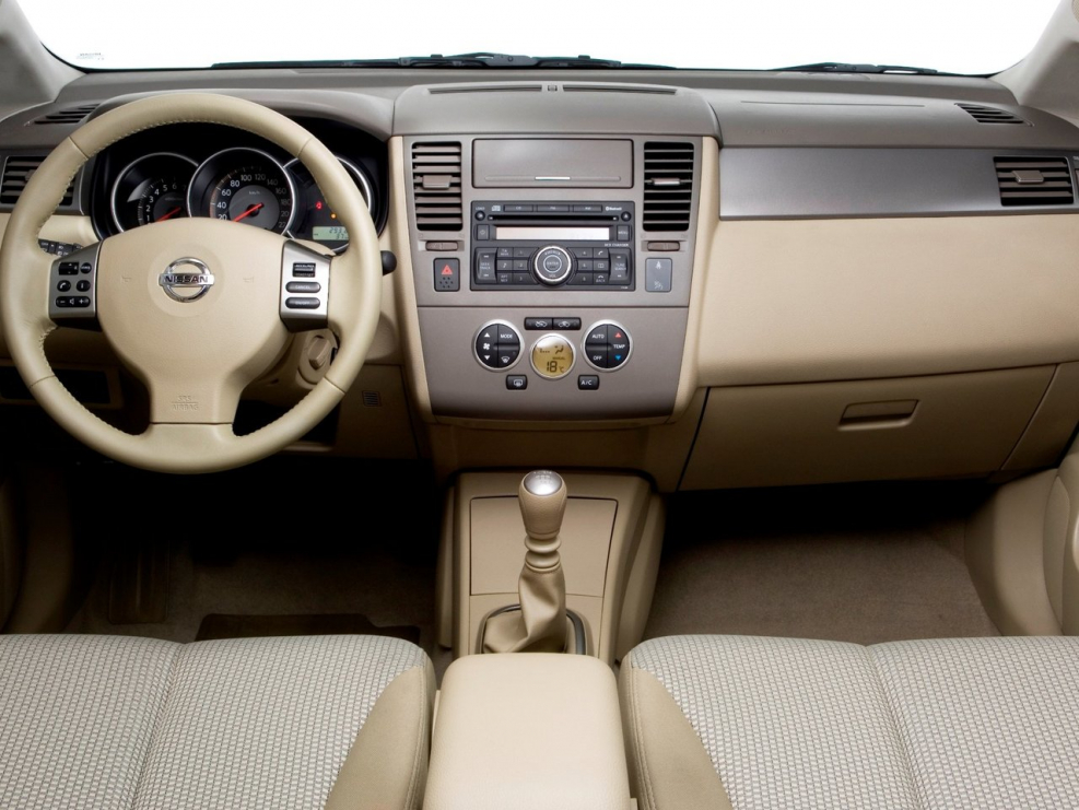 Nissan Tiida 2008 седан салон