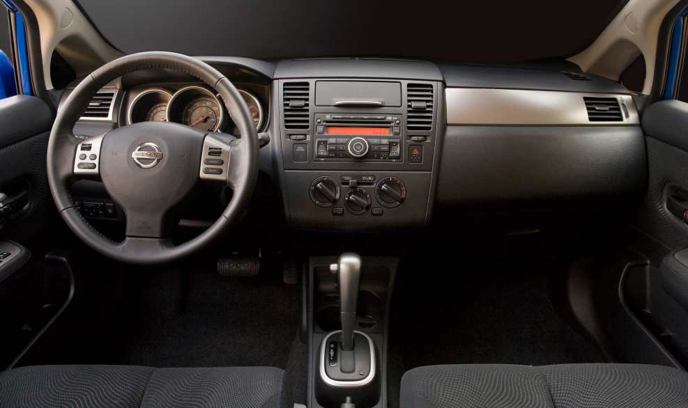 Nissan Tiida 2010 хэтчбек салон