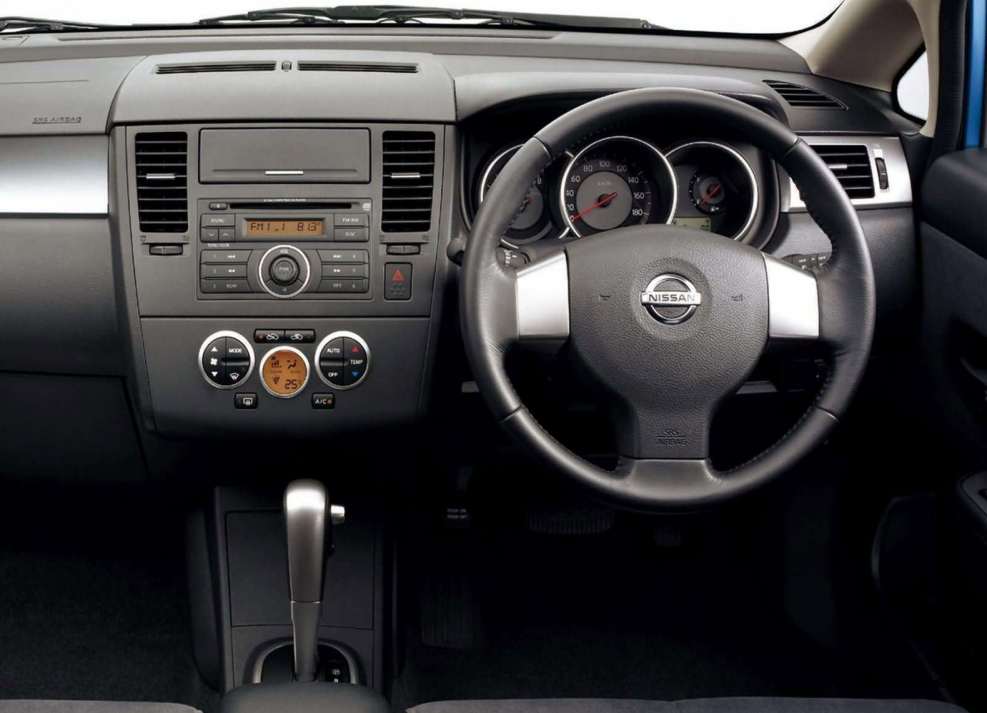 Nissan Tiida 2008 седан салон