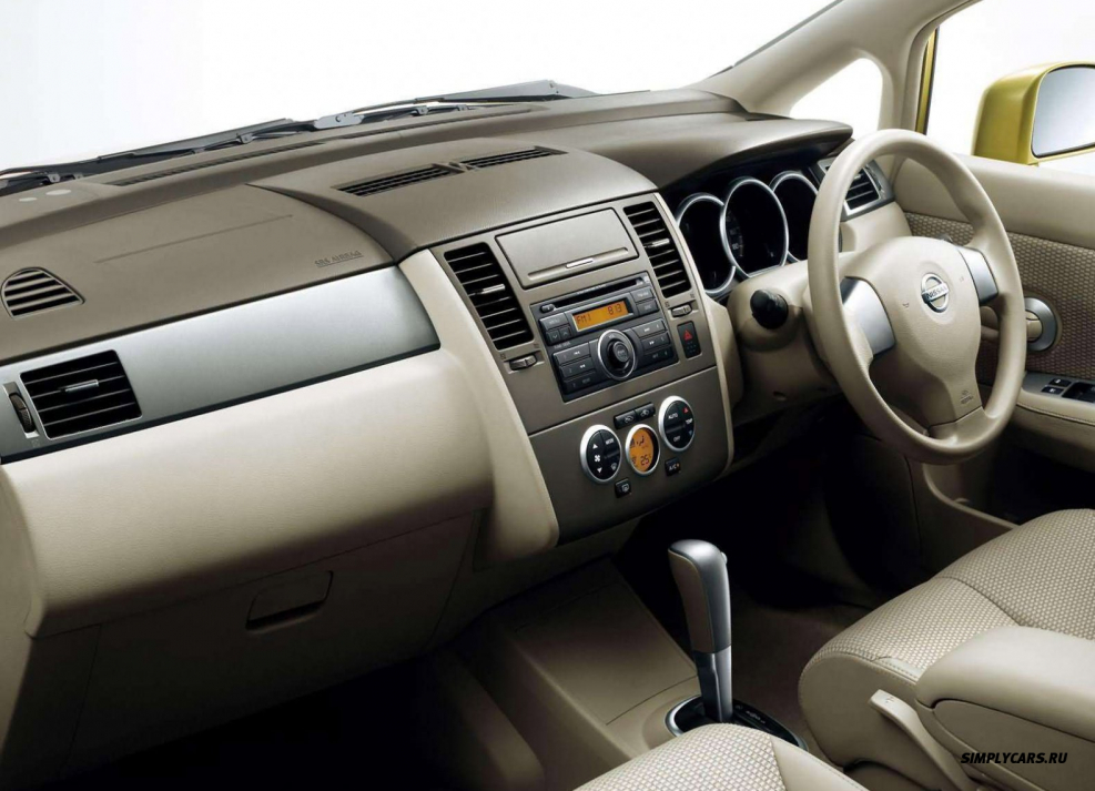 Nissan Tiida Latio 2010 интерьер