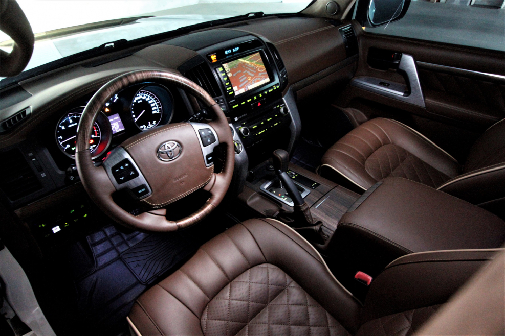 Toyota Land Cruiser 200 салон