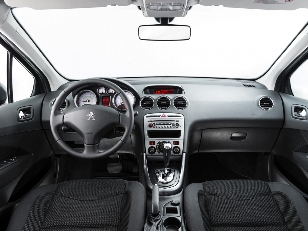 Peugeot 408 салон