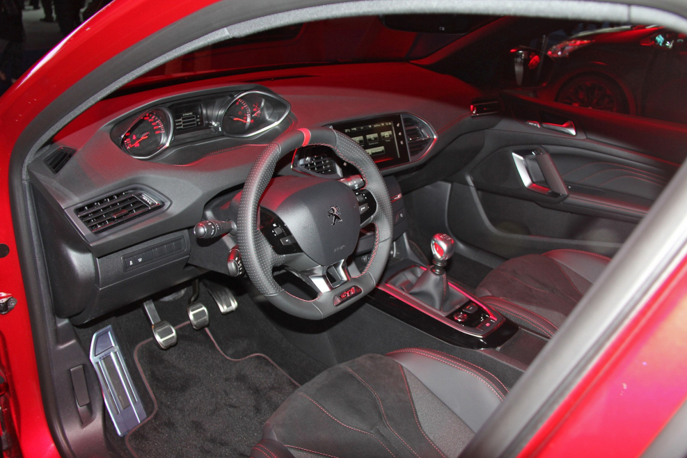 Пежо 308 GTI салон