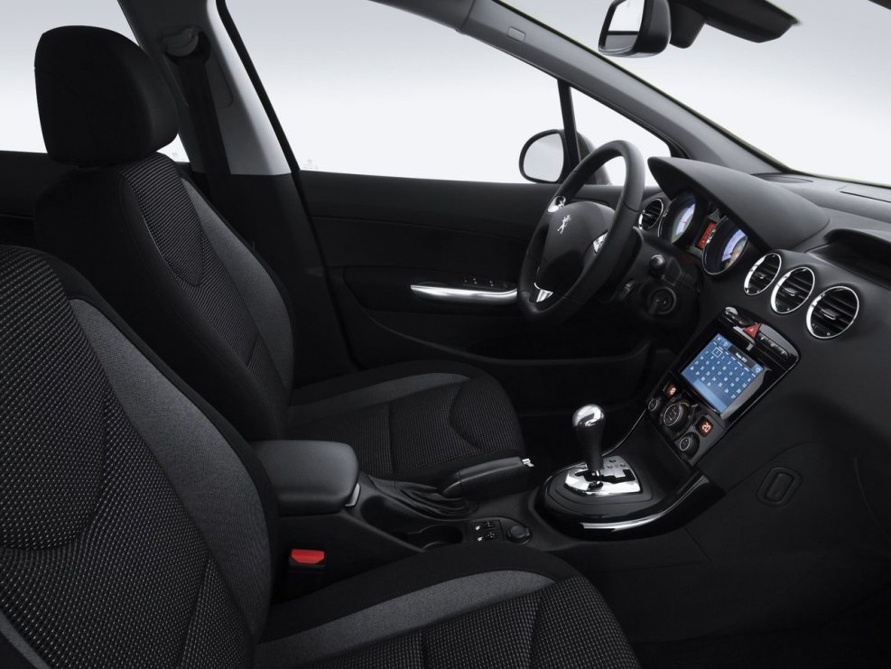 Peugeot 408 Рестайлинг салон