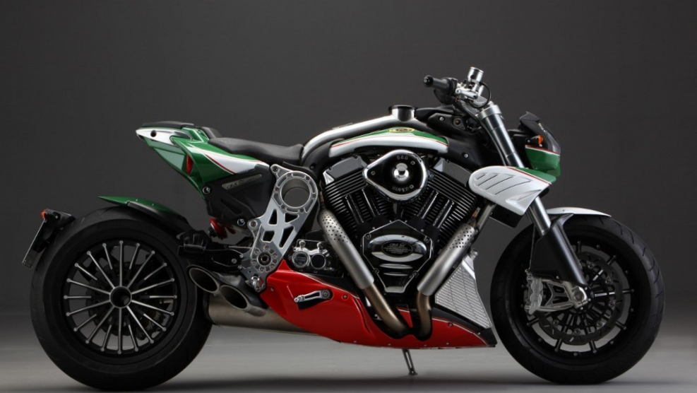 Ducati Panigale 1199 и мотоциклист