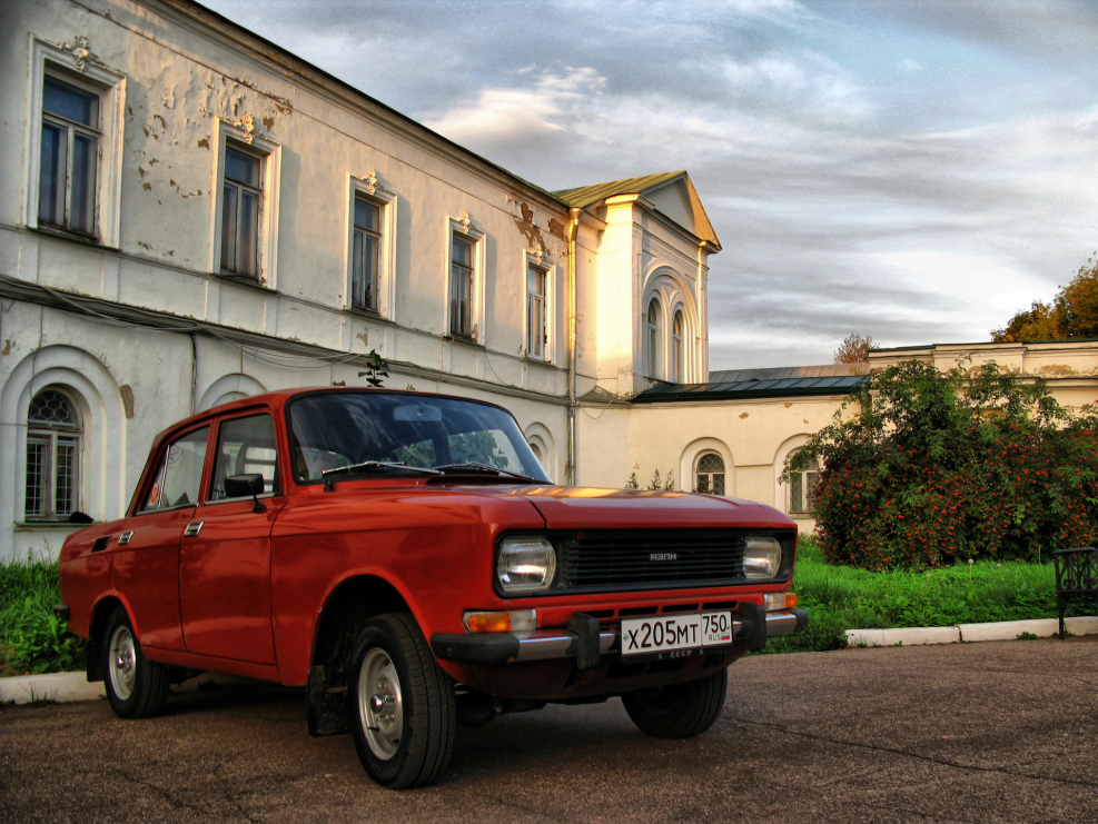 Зимой Москвич 2140 красный