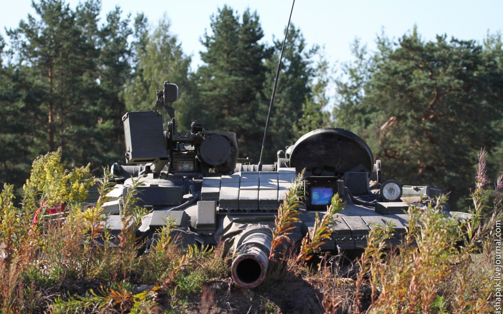 Замаскированный танк т-72
