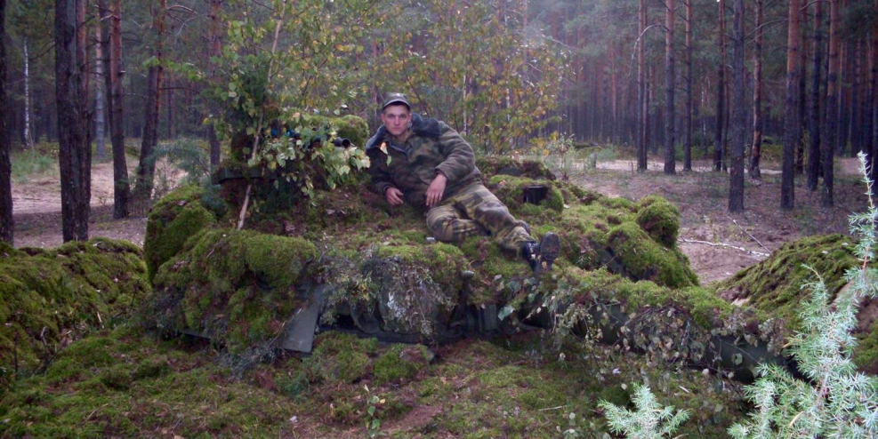 Замаскированный танк в лесу