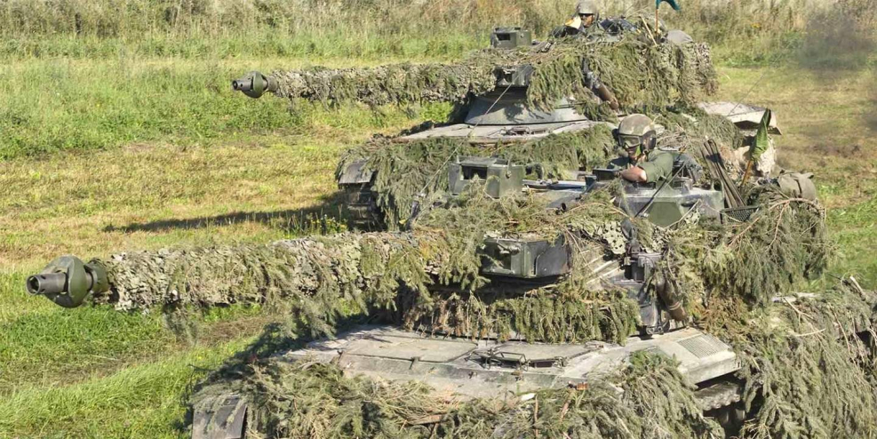 Замаскированный танк т80
