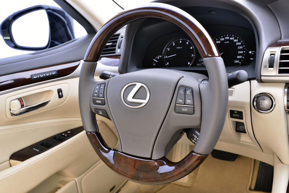 Машина Lexus салон