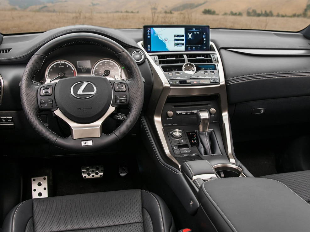 Lexus NX 300h салон
