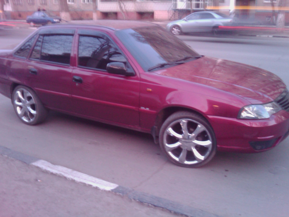 Daewoo Nexia Вишневая на 17 дисках