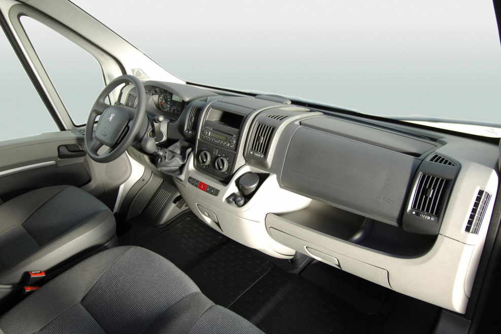 Peugeot Boxer 2016 салон
