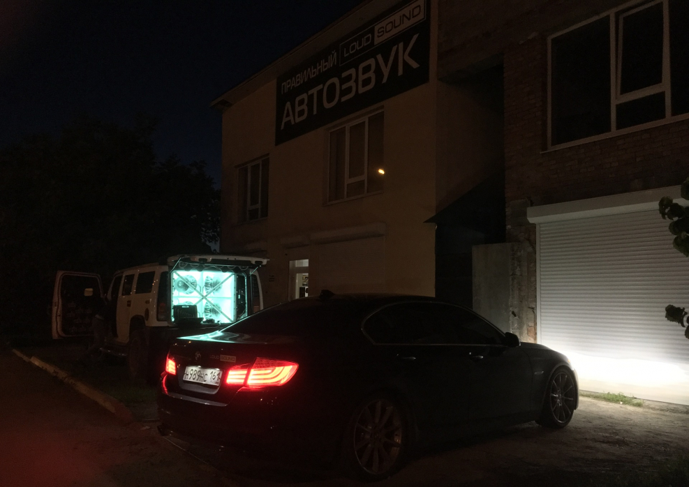 Машина около магазина