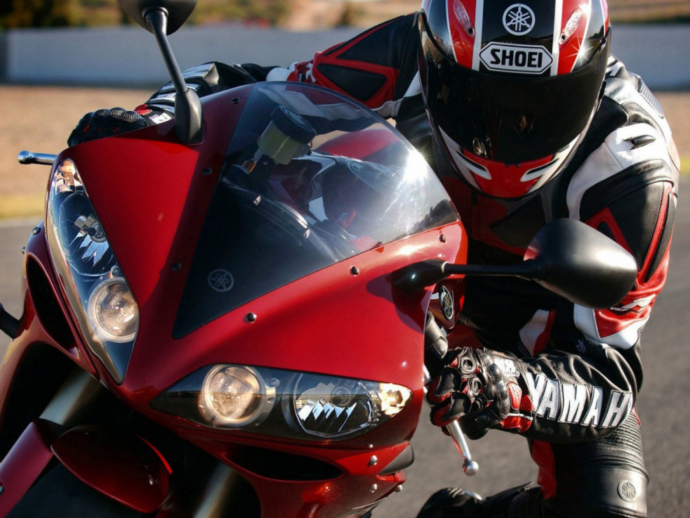Yamaha YZF-r1. С мотоциклисткой