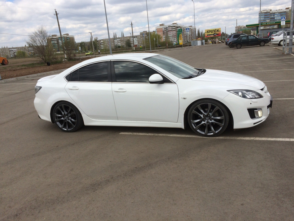 Белая Mazda GH r19