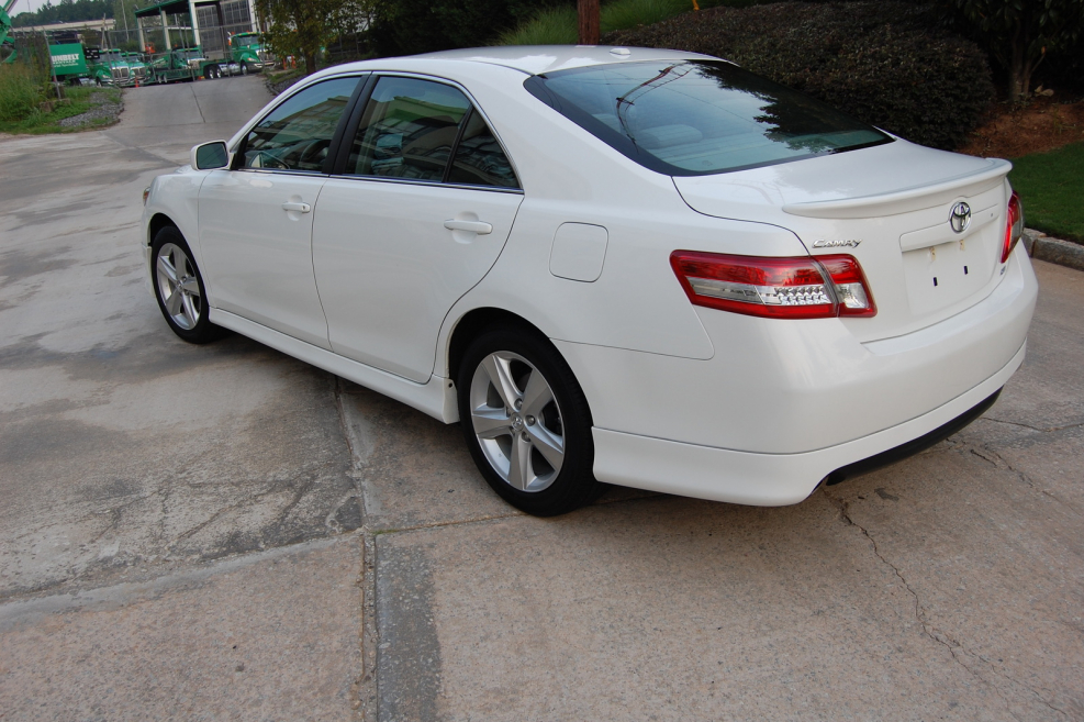 Toyota Camry v40 2.4 белая
