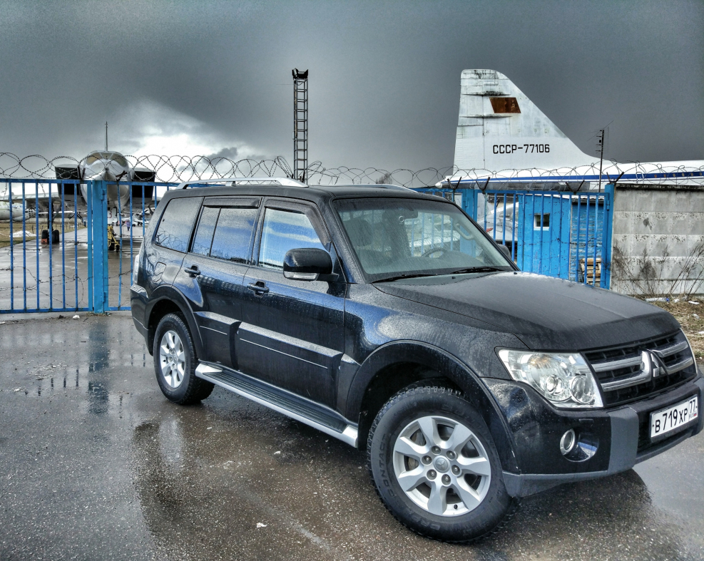 Mitsubishi Pajero 4 Black