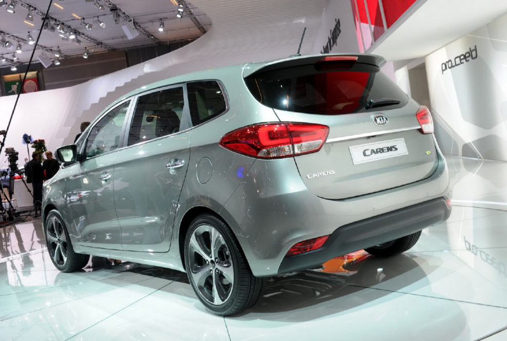 Kia Carens сзади