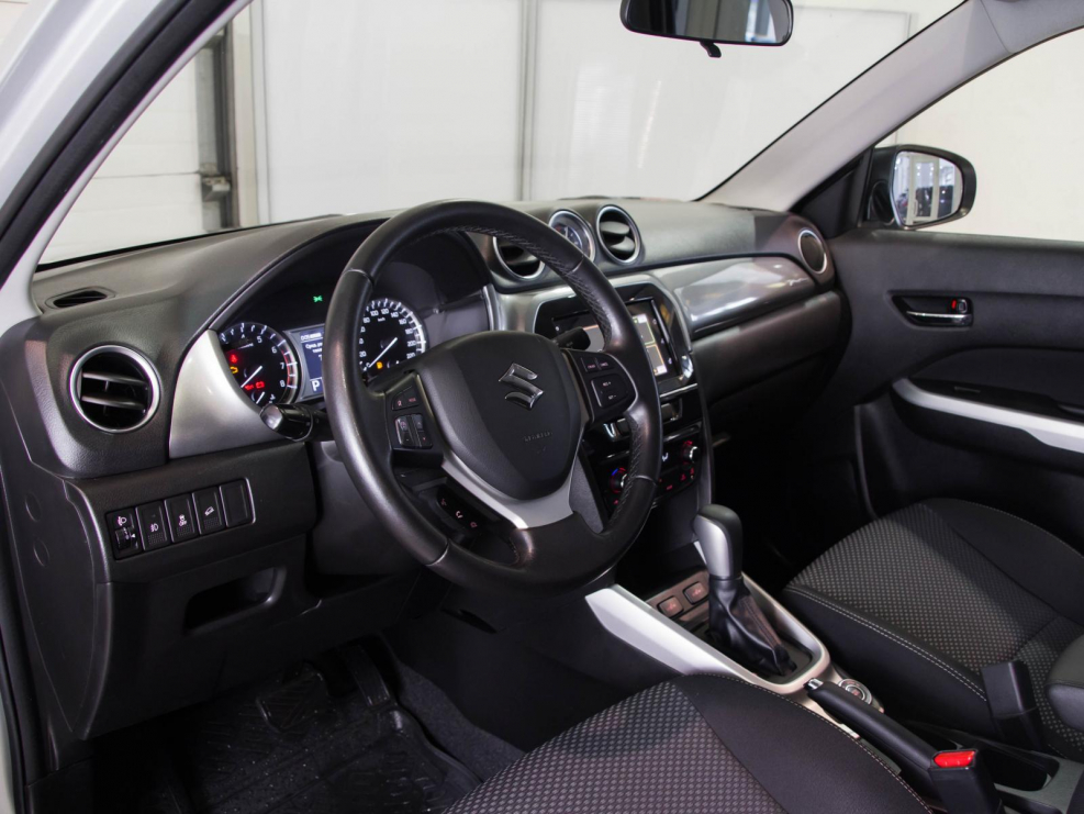 Suzuki Ignis 2020 интерьер