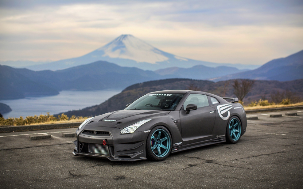 Nissan gt-r r35 overtake