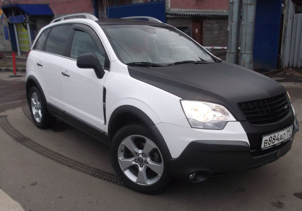 Белый Opel Antara черная крыша