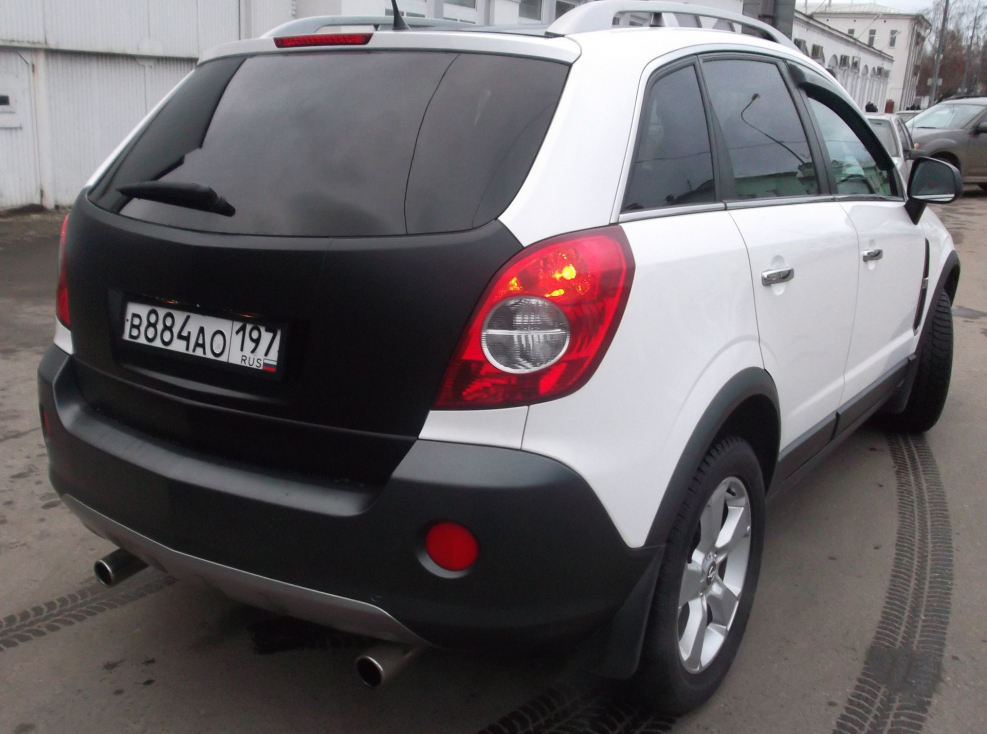 Белый Opel Antara черная крыша