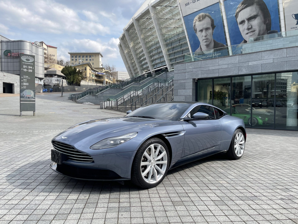 Aston Martin db11 Amr