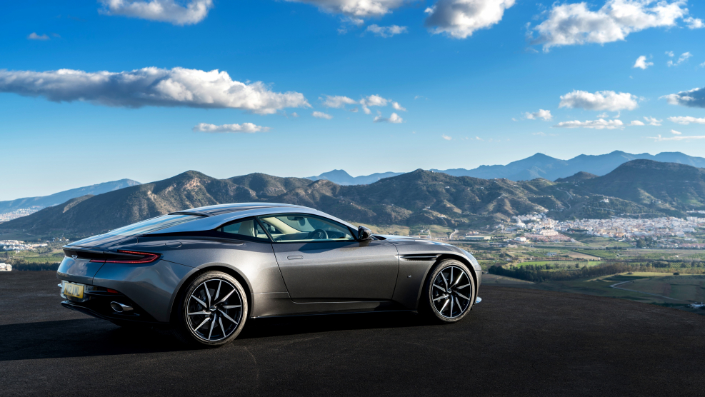 Aston Martin db11 2021