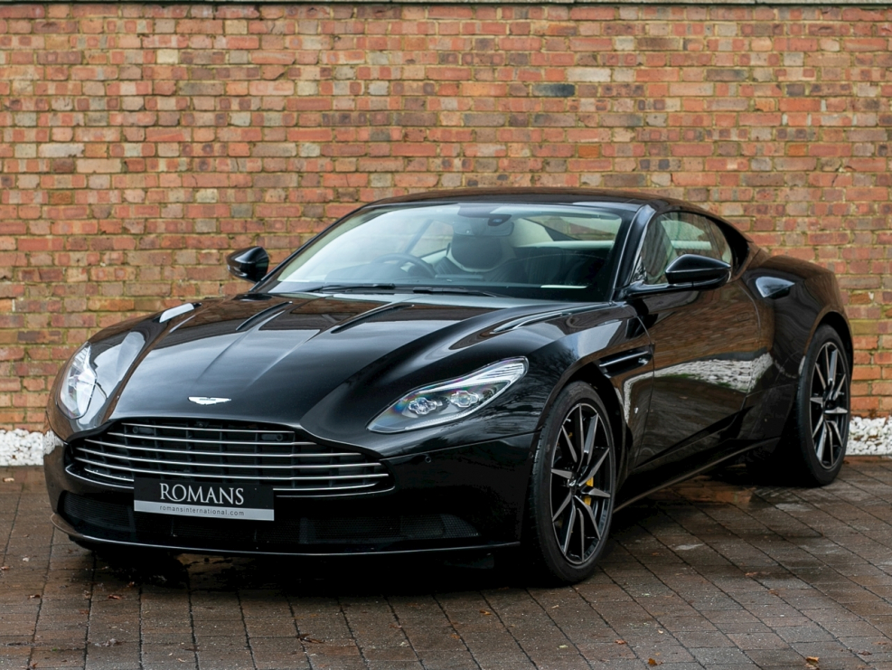 Aston Martin db11 2021