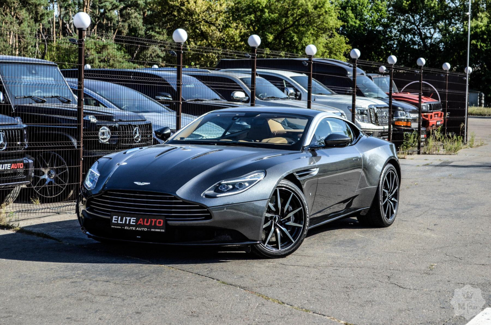 Астон Мартин db11
