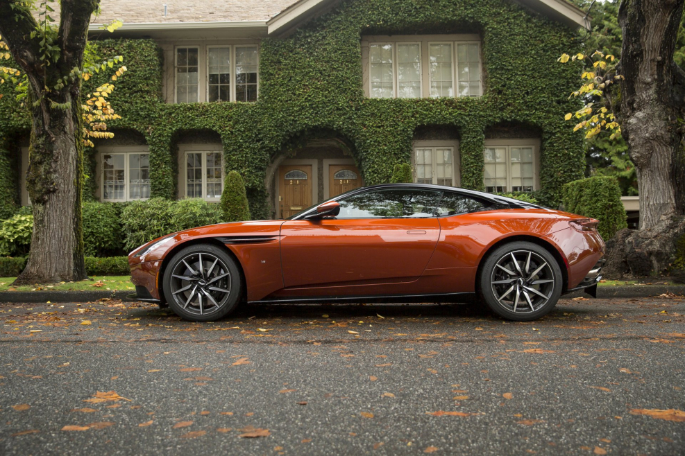 Астон Мартин db11