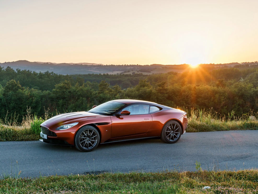 Машина Aston Martin db11