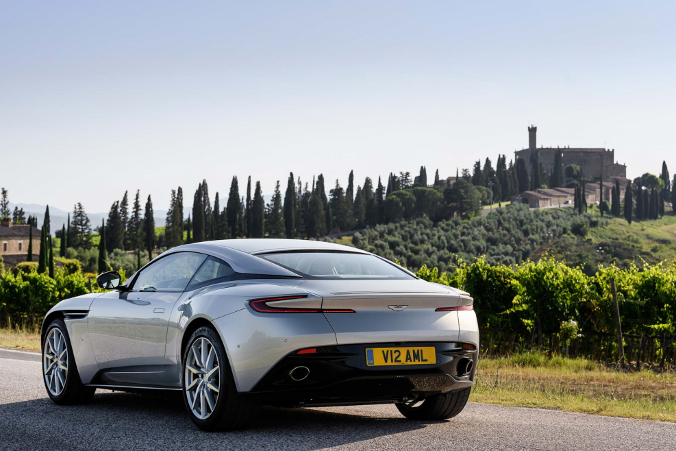 Машина Aston Martin db11